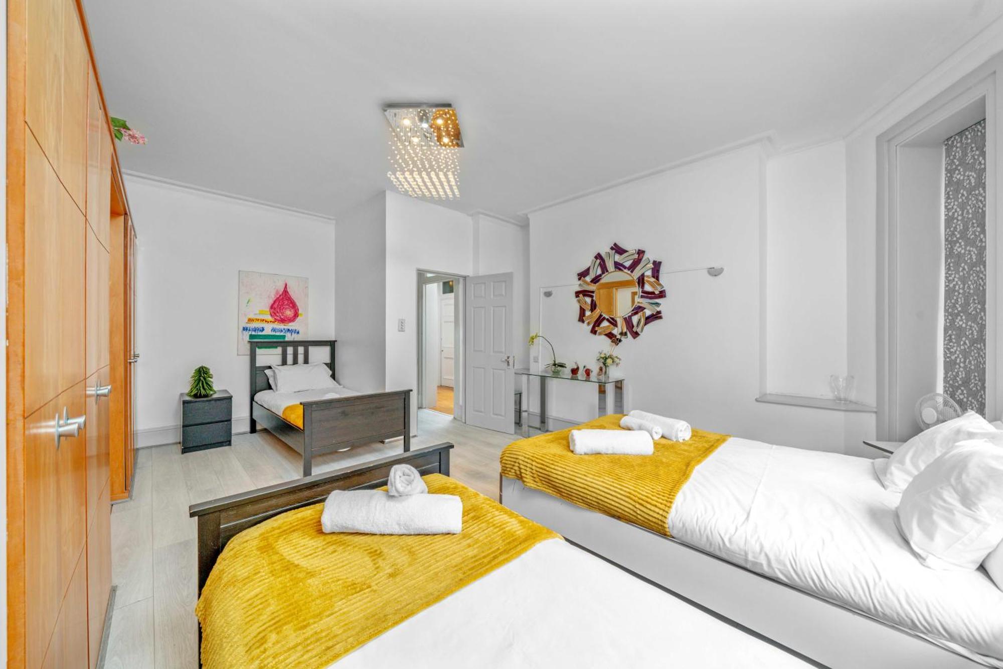 Brilliant 6 Bed Flat In Apartment *