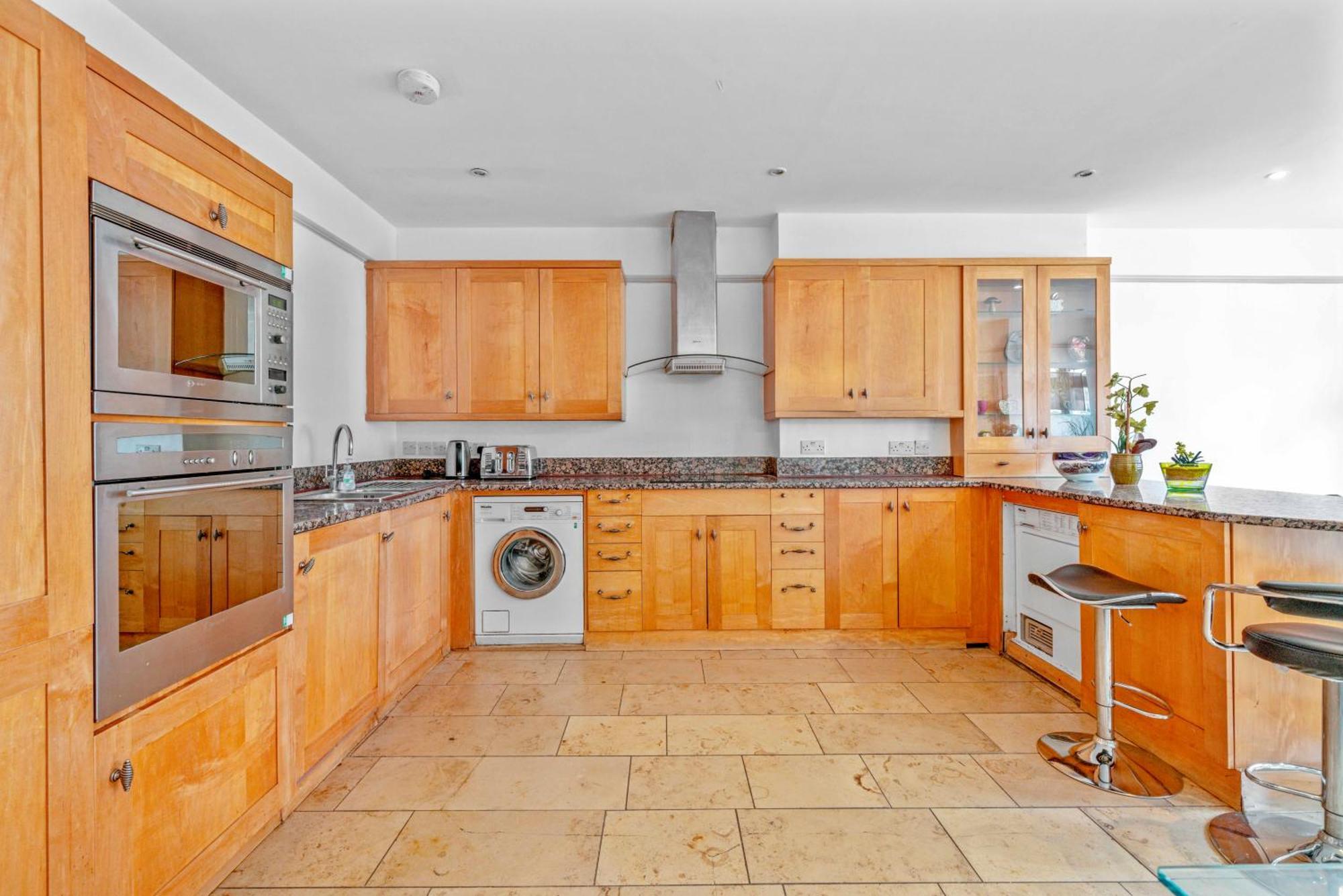 Brilliant 6 Bed Flat In Apartment London