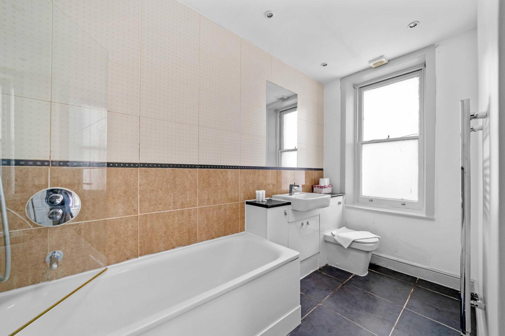 Brilliant 6 Bed Flat In Apartment