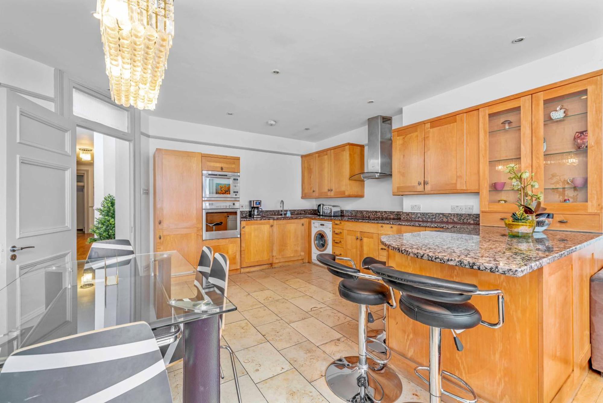 Brilliant 6 Bed Flat In Apartment *