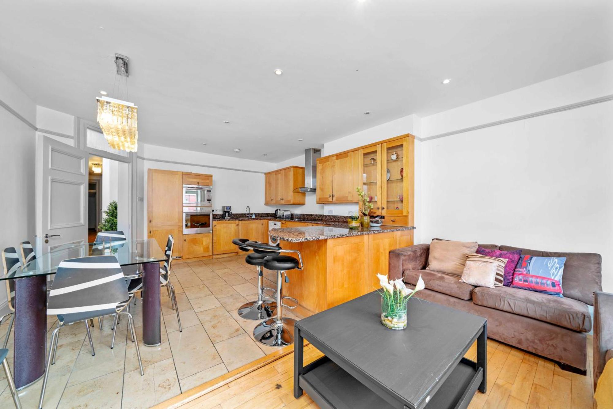 Brilliant 6 Bed Flat In Apartment London